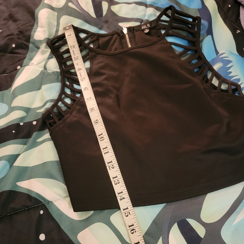 Flirty Goth Crop-Top - Picture 5 of 7